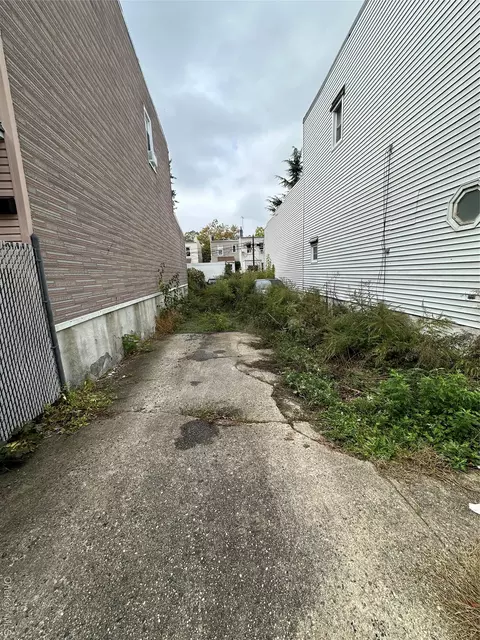 73-30 72 St, New York, NY 11385