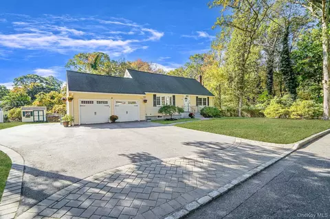 22 5th Ave, Smithtown, NY 11787