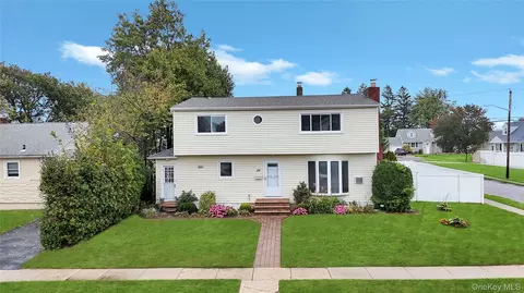 24 Michigan Dr, Hicksville, NY 11801