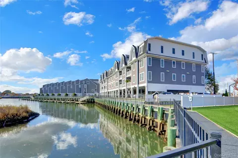 233 Marina Pointe Dr #233, Oceanside, NY 11572