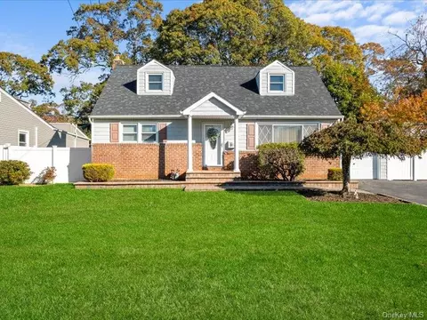 79 Beecher Rd, North Babylon, NY 11703
