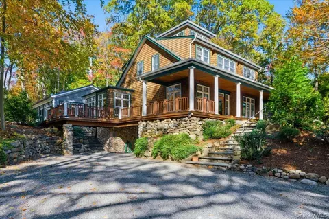 17 Terrace Dr, East Northport, NY 11731