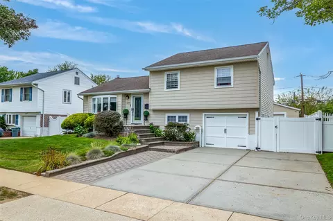 3199 Ilene Ln, Levittown, NY 11756
