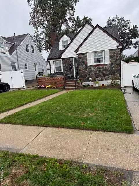 42 Frank St, Valley Stream, NY 11580
