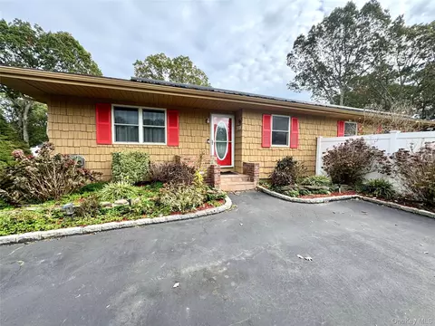 36 Sands Ln, Brookhaven, NY 11719