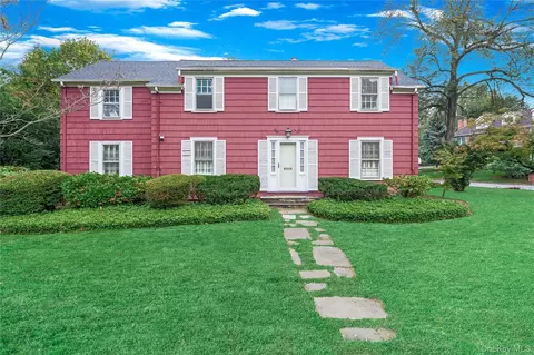 11 South Dr, North Hempstead, NY 11021