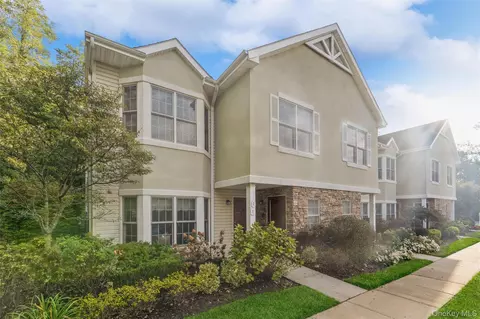 98 Pond View Dr #240, North Hempstead, NY 11050