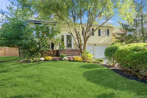 17 Lanier Ln, Bay Shore, NY 11706