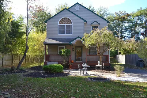 386 Grove Ave, Patchogue, NY 11772