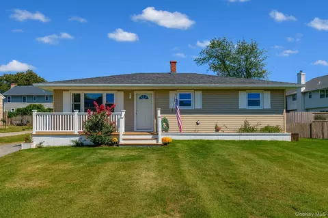16 Elm Rd E, Mastic Beach, NY 11951