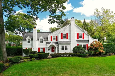 60 Thayer Rd, North Hempstead, NY 11030