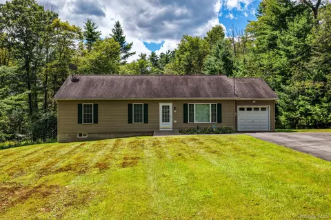 9 W Peenpack Trl, Deerpark, NY 12780