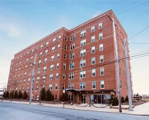 560 W Broadway #3H, Long Beach, NY 11561
