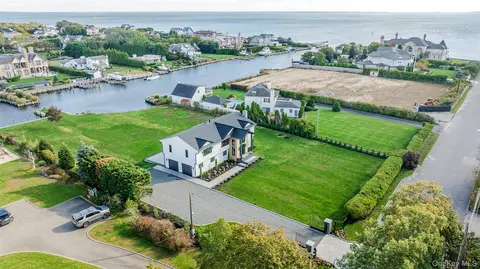 147 W Bayberry Rd, Islip, NY 11751