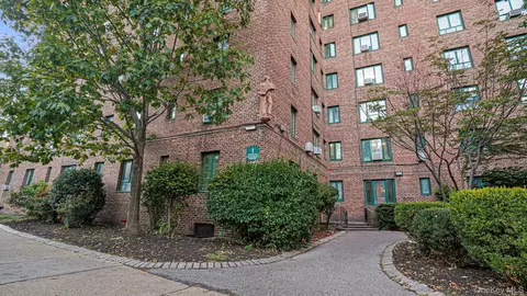 1 Metropolitan Oval #1B, New York, NY 10462