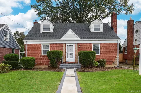 33 Cherry Ln, North Hempstead, NY 11514