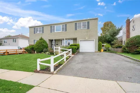 34 Meadow Wood Ln, Farmingdale, NY 11735
