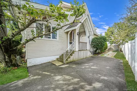 19 4th Ave, East Rockaway, NY 11518