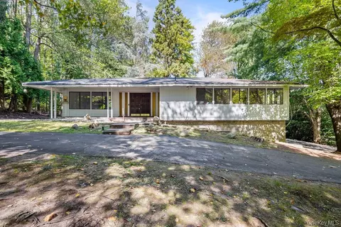 16 Wagon Wheel Dr, New City, NY 10956