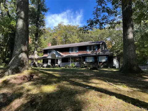 7 Salonga Woods Rd, Northport, NY 11768