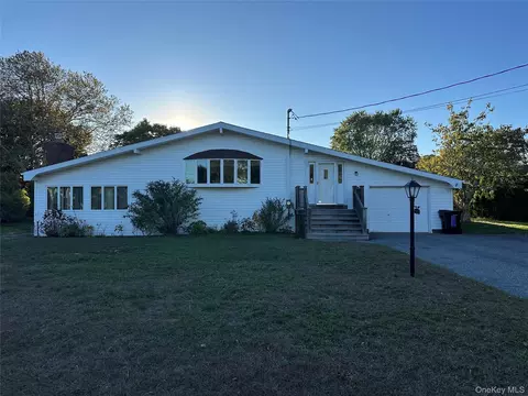 14 Fairview Rd, Hampton Bays, NY 11946