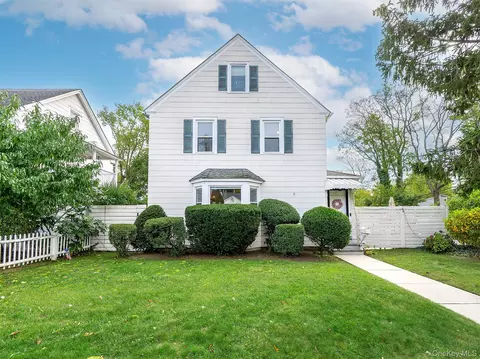 106 Mcloughlin St, Glen Cove, NY 11542