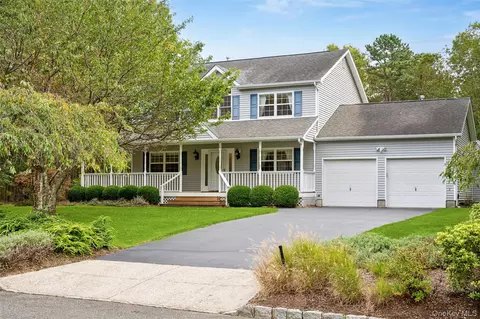 4 Palace Ct, Manorville, NY 11949