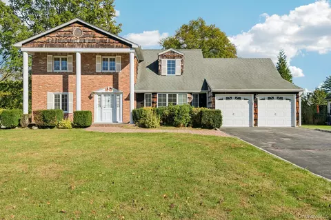 10 Aron Dr, Woodbury, NY 11797