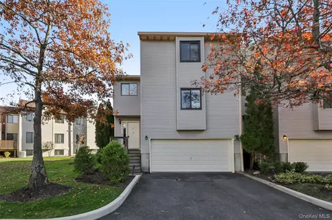 25 Vista Dr, Clarkstown, NY 10954