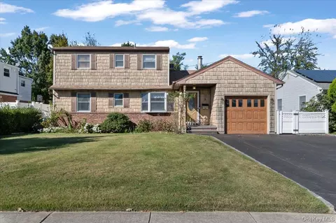3 Surrey Ln, Bethpage, NY 11714