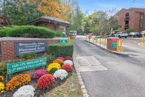 14 Bronxville Glen Dr, Yonkers, NY 10708