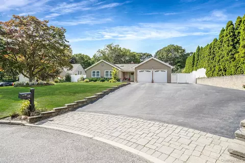246 Roosevelt Blvd, Hauppauge, NY 11788