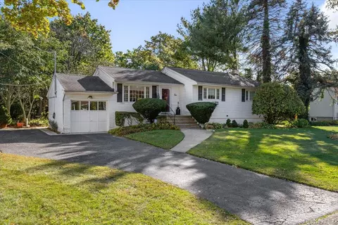2 Flower Hill Ln, Bay Shore, NY 11706