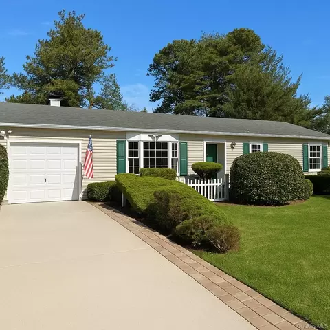 173 Hot Water St, Manorville, NY 11949