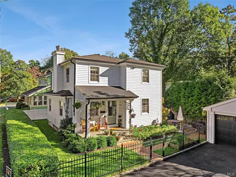 71 15th Ave, Sea Cliff, NY 11579