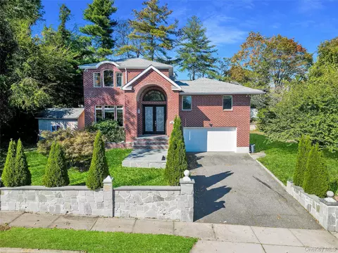300 Ellen Pl, Jericho, NY 11753