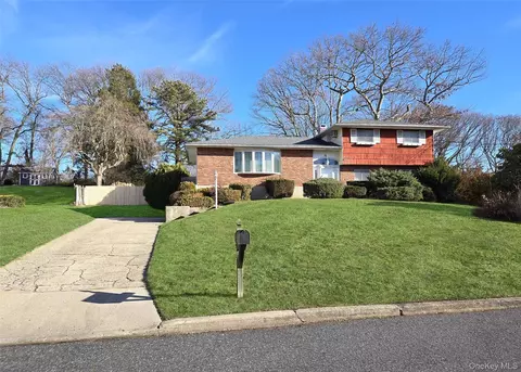52 Lolly Ln W, Centereach, NY 11720