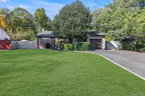 6 Roxbury Dr, Commack, NY 11725