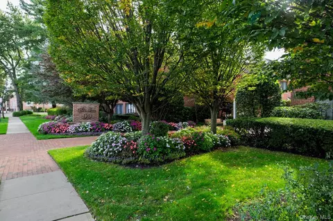99 S Park Ave S #122, Rockville Centre, NY 11570