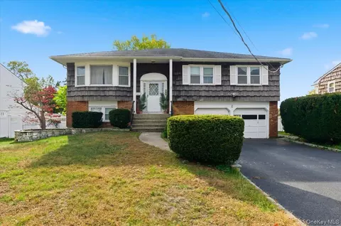 10 Gate Ln, West Islip, NY 11795