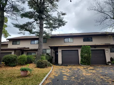 80 Northgate Cir, Melville, NY 11747