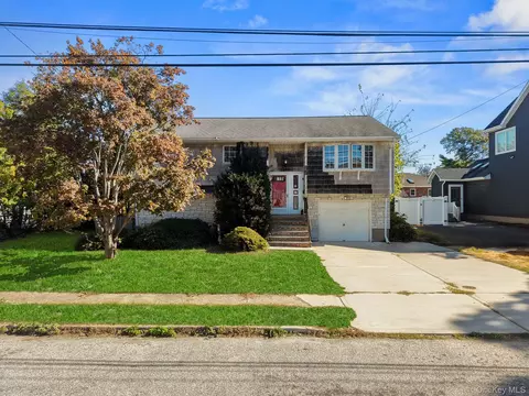 444 S 6th St, Lindenhurst, NY 11757