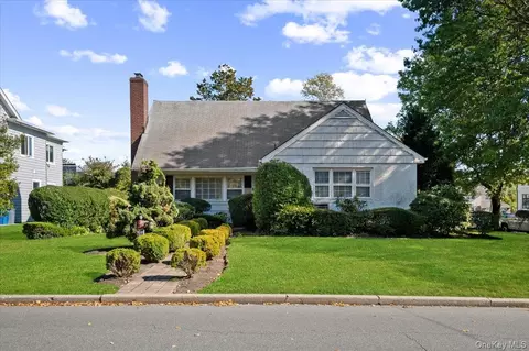 66 Auerbach Ln, Lawrence, NY 11559