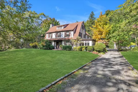 57 Beacon Hill Rd, North Hempstead, NY 11050