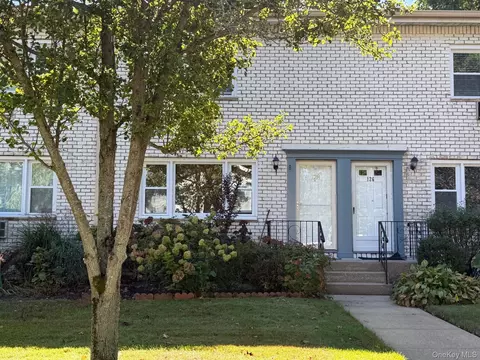 128 Cardinal Ln #128, Islip, NY 11751
