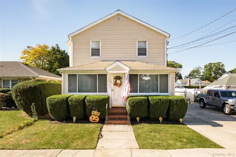 32 Nostrand St, Farmingdale, NY 11735