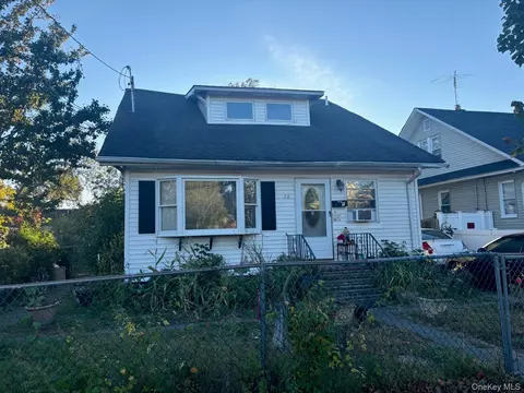 16 West Dr, Bay Shore, NY 11706