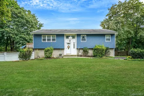 3 Selmar Ct, Kings Park, NY 11754
