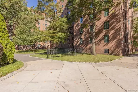1601 Metropolitan Ave #3H, New York, NY 10462