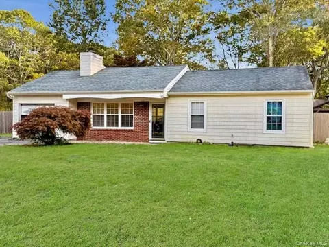 8 Fox Hollow Ln, Ridge, NY 11961